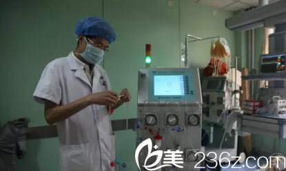 青岛市黄岛区中医医院整形美容科医生进行机器操作的时候