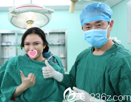 北京伊美尔幸福美容整形医院张医生和患者合影照