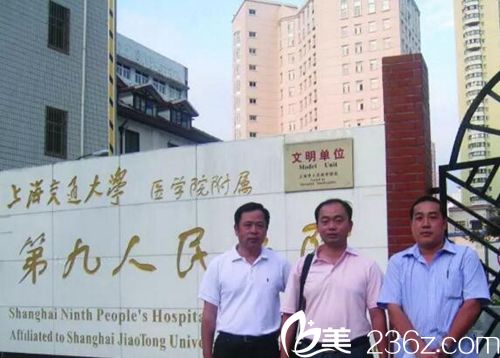 张存亮在上海九院与医生交流学习